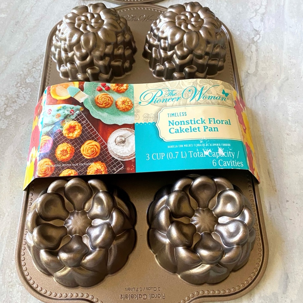 The Pioneer Woman Nonstick Floral Cakelet Pan - Bronze